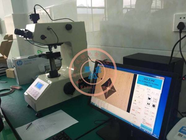 老客戶推薦新客戶選用我廠HVS-1000A型數顯顯微硬度計：現場安裝照片（圖像清晰質感、測試精度高）